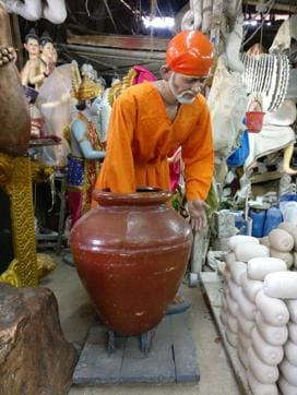 Santosh Kambli’s studio in Lalbaug has mechanised idols of Sai Baba stirring a pot of food. (Rachel Lopez/HT photo)