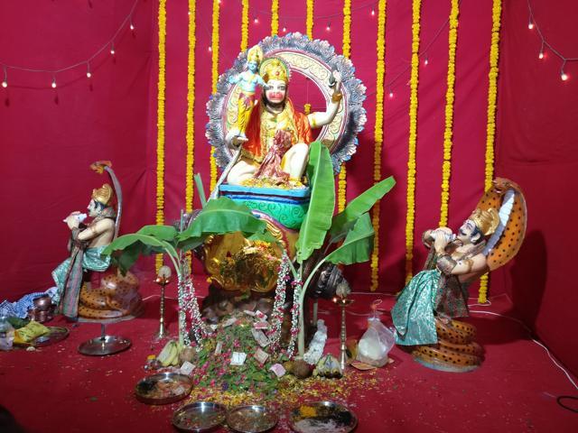 Hanuman Jayanti celebrations in Shivaji Park included an idol that turned at the waist. (Rachel Lopez/HT photo)