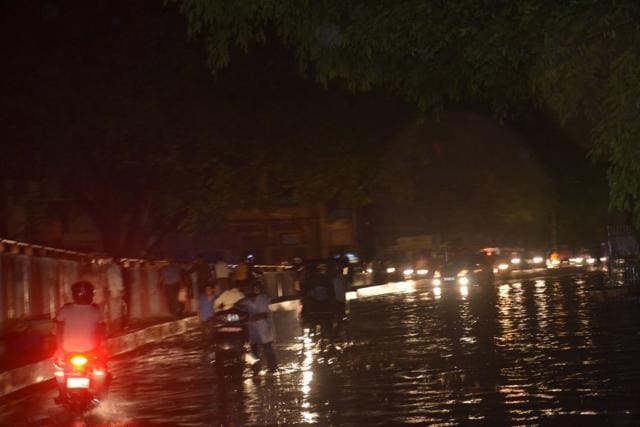 Commuters wade through a waterlogged road in Agra on Wednesday night following thunderstorms. (Raju Tomar/HT PHOTO) Commuters wade through a waterlogged road in Agra on Wednesday night following thunderstorms. (Raju Tomar/HT PHOTO)