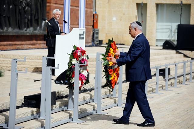 Israeli Prime Minister Benjamin Netanyahu lays a wreath during a ceremony marking the annual Israeli Holocaust Remembrance Day at the Yad Vashem World Holocaust Remembrance Center in Jerusalem. (Reuters Photo) Israeli Prime Minister Benjamin Netanyahu lays a wreath during a ceremony marking the annual Israeli Holocaust Remembrance Day at the Yad Vashem World Holocaust Remembrance Center in Jerusalem. (Reuters Photo)