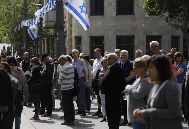 People stop and stand in silence on a Jerusalem's downtown street on April 12, 2018. (AFP Photo) People stop and stand in silence on a Jerusalem's downtown street on April 12, 2018. (AFP Photo)
