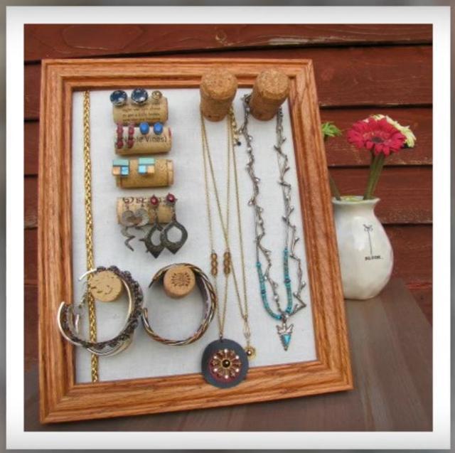 A quirky jewellery holder that makes use of wine corks. (Youtube/Mary Tardito)