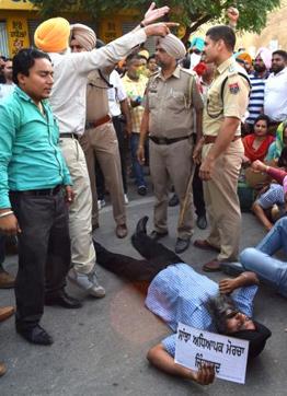 Members arguing with policemen during a protest in Patiala on Sudnay. (Bharat Bhushan/HT) Members arguing with policemen during a protest in Patiala on Sudnay. (Bharat Bhushan/HT)