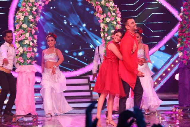 Aastad and Jui perform at Bigg Boss Marathi premiere. Aastad and Jui perform at Bigg Boss Marathi premiere.