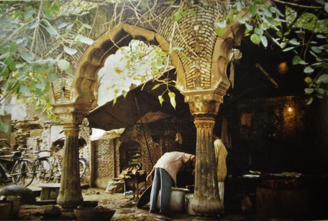 A picture of Haksar ki Haveli published in the book, Delhi — The Emperor's City, Rediscovering Chandni Chowk and its Environs by author Vijay Goel. (Anushree Fadnavis/HT Photo) A picture of Haksar ki Haveli published in the book, Delhi — The Emperor's City, Rediscovering Chandni Chowk and its Environs by author Vijay Goel. (Anushree Fadnavis/HT Photo)
