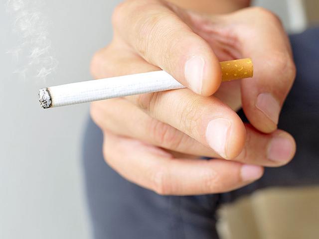 Smoking reduces the blood's capacity to carry oxygen to heart and other organs thus causing angina or chest pain, aneurysm, stroke and gangrene (Photo: Shutterstock) Smoking reduces the blood's capacity to carry oxygen to heart and other organs thus causing angina or chest pain, aneurysm, stroke and gangrene (Photo: Shutterstock)