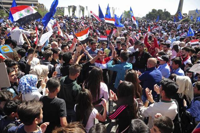 Hundreds of Syrians have gathered in a landmark square in the capital of Damascus in support of their armed forces, which they say succeeded in confronting the unprecedented joint airstrikes by the West over the weekend. (AP) Hundreds of Syrians have gathered in a landmark square in the capital of Damascus in support of their armed forces, which they say succeeded in confronting the unprecedented joint airstrikes by the West over the weekend. (AP)