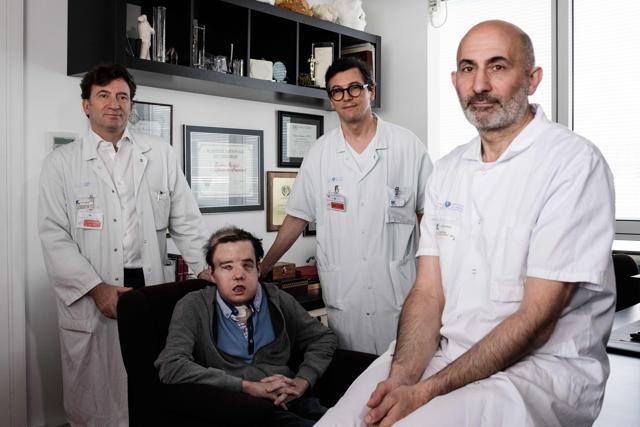 French medicine professor Laurent Lantieri (right), a specialist in hand and face transplant, poses with members of his team and his patient Jerome Hamon on April 13, 2018 at the Hopital Europeen Georges-Pompidou in Paris. (AFP Photo) French medicine professor Laurent Lantieri (right), a specialist in hand and face transplant, poses with members of his team and his patient Jerome Hamon on April 13, 2018 at the Hopital Europeen Georges-Pompidou in Paris. (AFP Photo)