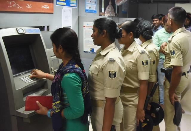 Police personnel queue up at a SBI ATM in Patna. (Santosh Kumar/ HT Photo) Police personnel queue up at a SBI ATM in Patna. (Santosh Kumar/ HT Photo)