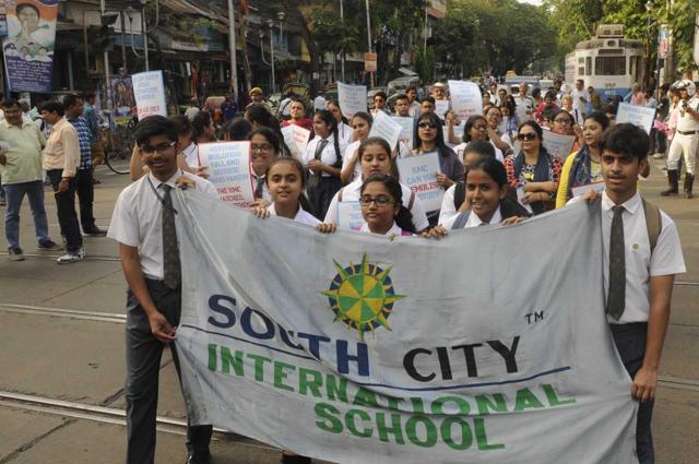 A few dozen students and teachers of Kolkata’s South City International School also joined the protest to save the city’s historic buildings. (HT Photo/Samir Jana) A few dozen students and teachers of Kolkata’s South City International School also joined the protest to save the city’s historic buildings. (HT Photo/Samir Jana)