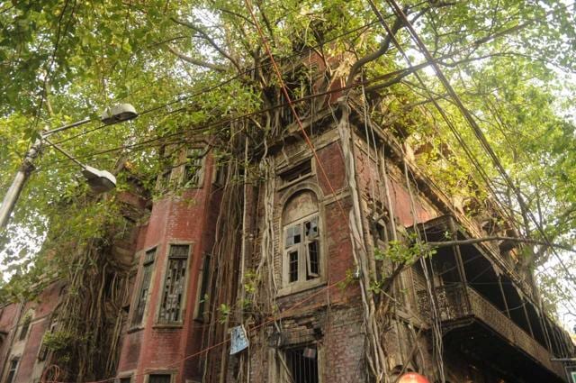 Over the past couple of years, the KMC’s decision to delist such buildings as poet Madhusudan Dutt’s residence at Kidderpore, the iconic Roxy Cinema, the historic Metropolitan School and the old Kenilworth Hotel in south Kolkata, allowed their demolition. (HT Photo/Samir Jana) Over the past couple of years, the KMC’s decision to delist such buildings as poet Madhusudan Dutt’s residence at Kidderpore, the iconic Roxy Cinema, the historic Metropolitan School and the old Kenilworth Hotel in south Kolkata, allowed their demolition. (HT Photo/Samir Jana)
