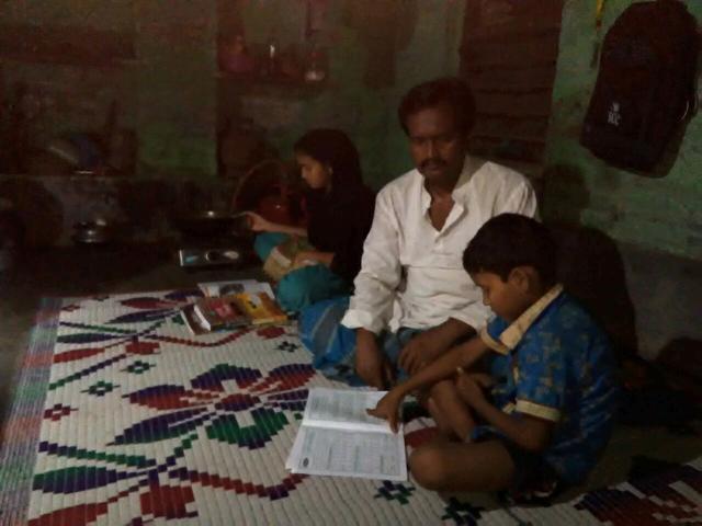 Asaduddin Sadique with his children at home in Beldanga in Murshidabad district. (HT PHOTO) Asaduddin Sadique with his children at home in Beldanga in Murshidabad district. (HT PHOTO)