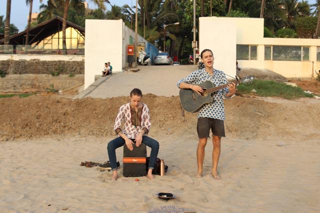 Russian singer Yuriy Deli singing on Juhu beach with his girlfriend, who also accompanies him to different places (Photo: Viral Bhayani )