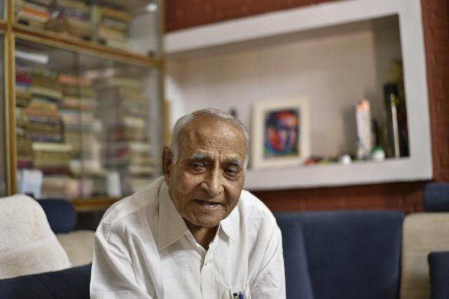 Apart from combs, Niranjan Mahawar’s collection also includes bronze sculptures, traditional masks and paintings. (Sanchit Khanna/HT PHOTO) Apart from combs, Niranjan Mahawar’s collection also includes bronze sculptures, traditional masks and paintings. (Sanchit Khanna/HT PHOTO)