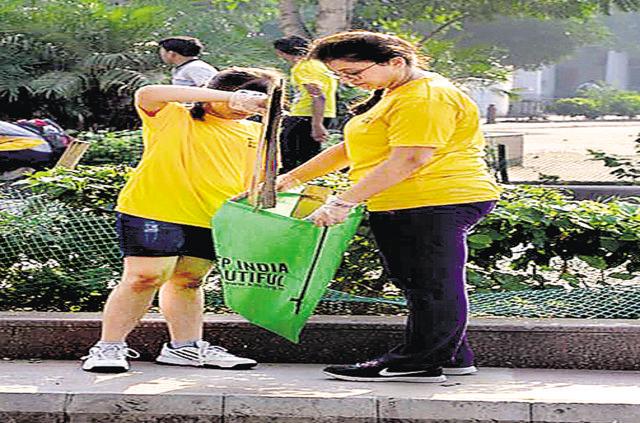 Volunteers help pick up rubbish during a run organised by the NGO Keep India Beautiful. Volunteers help pick up rubbish during a run organised by the NGO Keep India Beautiful.