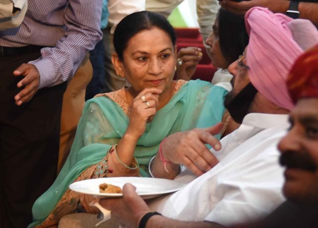 Aruna Chaudhary seeking Capt Amarinder’s blessings. (Sanjeev Sharma/HT) Aruna Chaudhary seeking Capt Amarinder’s blessings. (Sanjeev Sharma/HT)