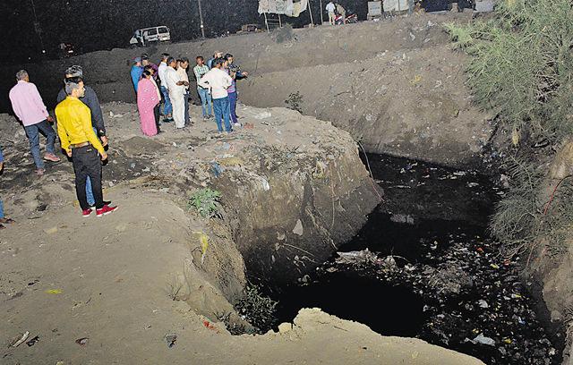 The site where the vehicle fell off the highway in Ghaziabad. (Sakib Ali/HT)