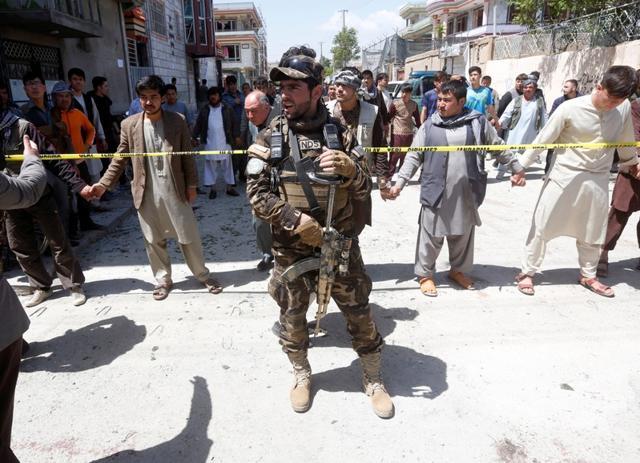 An Afghan security forces member stands guard at the site of a suicide bomb attack in Kabul, Afghanistan April 22, 2018. (REUTERS) An Afghan security forces member stands guard at the site of a suicide bomb attack in Kabul, Afghanistan April 22, 2018. (REUTERS)