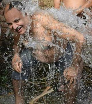BJP minister takes bath at a village tubewell! (HT Photo) BJP minister takes bath at a village tubewell! (HT Photo)