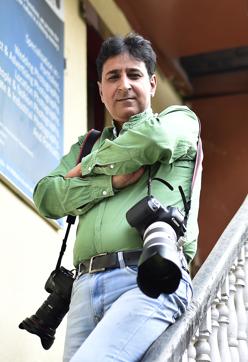 Former Reuters photographer Fayaz Kabli at his office in Srinagar. He covered both the sieges (1993, 1996) of Hazratbal. (Ajay Aggarwal/HT PHOTO) Former Reuters photographer Fayaz Kabli at his office in Srinagar. He covered both the sieges (1993, 1996) of Hazratbal. (Ajay Aggarwal/HT PHOTO)