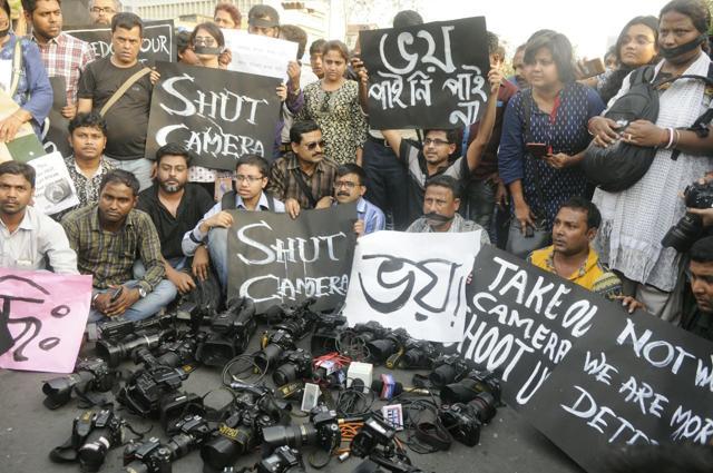 Photojournalists protesting against increasing attacks on them across Bengal. (HT Photo) Photojournalists protesting against increasing attacks on them across Bengal. (HT Photo)