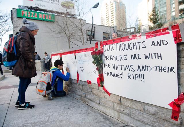 People sign a memorial after a driver plowed a rented van along a crowded sidewalk, killing multiple people and injuring others on April 23, 2018, in Toronto. (AP) People sign a memorial after a driver plowed a rented van along a crowded sidewalk, killing multiple people and injuring others on April 23, 2018, in Toronto. (AP)