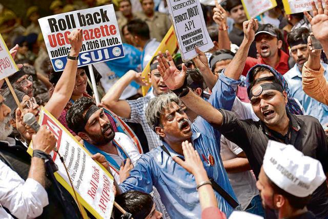 DUTA members demand roll back of the UGC’s gazette Notification 2016 in New Delhi, May 30(Hindustan Times)