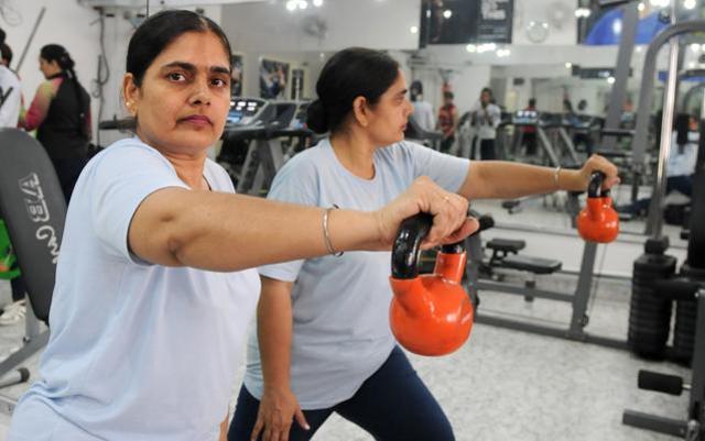 Parveen Kaur (52), who has been receiving a plethora of compliments since she started going to the gym, has no intentions of stopping. (Anil Dayal/HT) Parveen Kaur (52), who has been receiving a plethora of compliments since she started going to the gym, has no intentions of stopping. (Anil Dayal/HT)