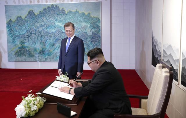 North Korean leader Kim Jong Un signs a guest book watched by South Korean President Moon Jae-in, top, inside the Peace House at the Peace House at the border village of Panmunjom in Demilitarized Zone Friday, April 27, 2018. (AP) North Korean leader Kim Jong Un signs a guest book watched by South Korean President Moon Jae-in, top, inside the Peace House at the Peace House at the border village of Panmunjom in Demilitarized Zone Friday, April 27, 2018. (AP)