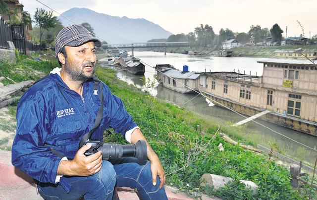Nissar,a photographer from south Kashmir in Srinagar. (Ajay Aggarwal/HT PHOTO) Nissar,a photographer from south Kashmir in Srinagar. (Ajay Aggarwal/HT PHOTO)