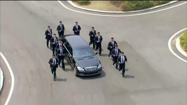 Security personnel accompany a vehicle transporting North Korean leader Kim Jong Un at the inter-Korean summit at the truce village of Panmunjom, in this still frame taken from video, South Korea April 27, 2018. (REUTERS) Security personnel accompany a vehicle transporting North Korean leader Kim Jong Un at the inter-Korean summit at the truce village of Panmunjom, in this still frame taken from video, South Korea April 27, 2018. (REUTERS)