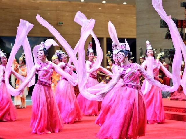 Folk dancers performing in traditional costume at the Hubei Provincial Museum in Wuhan on Friday. Modi and Xi kick started their two-day summit at the museum. (MEA/Twitter)