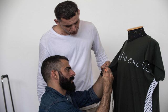 Gustavo Silvestre (centre) teaches crochet to an inmate, as part of Ponto Firme project in the Adriano Marrey maximum security penitentiary in Sao Paulo. (AFP) Gustavo Silvestre (centre) teaches crochet to an inmate, as part of Ponto Firme project in the Adriano Marrey maximum security penitentiary in Sao Paulo. (AFP)