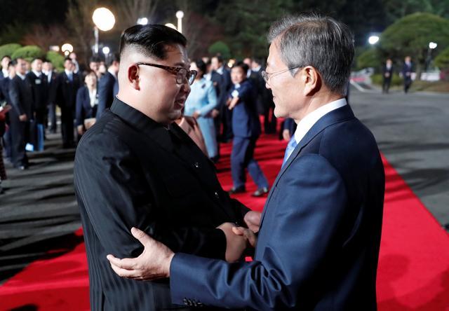 South Korean President Moon Jae-in shakes hands with North Korean leader Kim Jong Un as Kim leaves after a farewell ceremony at the truce village of Panmunjom inside the demilitarized zone separating the two Koreas, South Korea, April 27, 2018. (REUTERS) South Korean President Moon Jae-in shakes hands with North Korean leader Kim Jong Un as Kim leaves after a farewell ceremony at the truce village of Panmunjom inside the demilitarized zone separating the two Koreas, South Korea, April 27, 2018. (REUTERS)