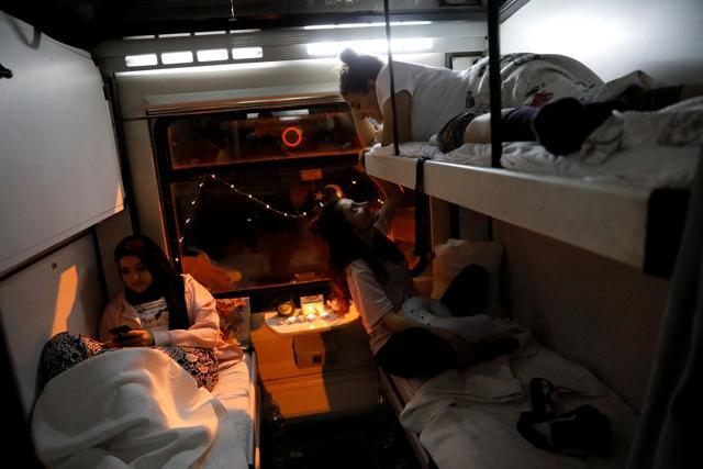 Busra Korkmaz (L), 20, Ozlem Ozderya (R), 20 and Berfin Abadan (R top), 21, chat and bond while travelling. (REUTERS) Busra Korkmaz (L), 20, Ozlem Ozderya (R), 20 and Berfin Abadan (R top), 21, chat and bond while travelling. (REUTERS)