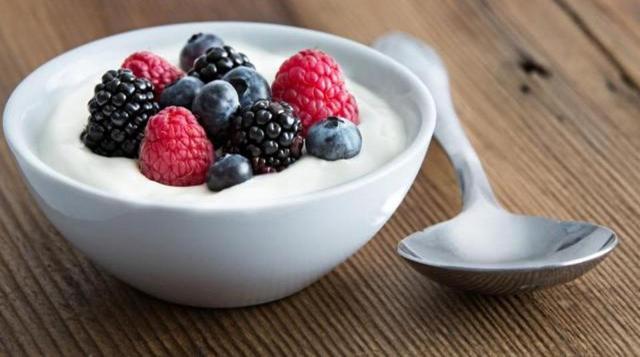 Yogurt with berries are great for a pre-workout meal. (Shutterstock) Yogurt with berries are great for a pre-workout meal. (Shutterstock)