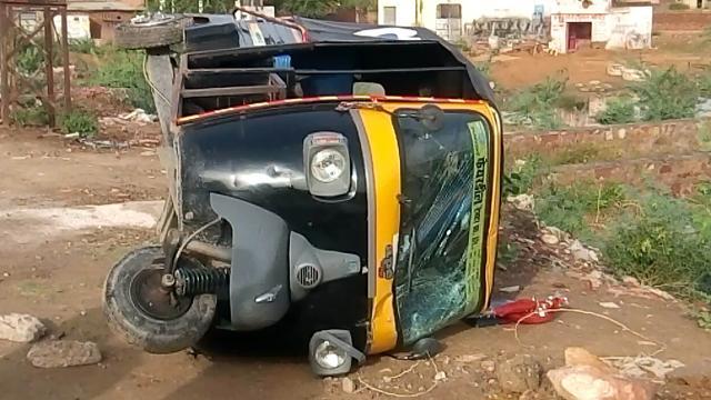 An overturned vehicle in Bharatpur, Rajasthan. (Suresh Foujdar/HT Photo) An overturned vehicle in Bharatpur, Rajasthan. (Suresh Foujdar/HT Photo)