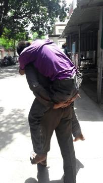 After hospital authorities allegedly denied him ambulance, Pankaj decided to carry the body of his brother Sonu on his back. (HT Photo) After hospital authorities allegedly denied him ambulance, Pankaj decided to carry the body of his brother Sonu on his back. (HT Photo)