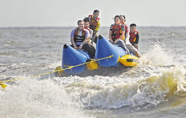 The banana boat ride is popular ride at the Juhu and Alibaug facilities. (Satyabrata Tripathy / HT Photo)