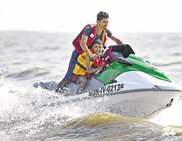 A jet ski ride at the Juhu beach will cost you  ₹300 for a three-minute round. (Satyabrata Tripathy / HT Photo)