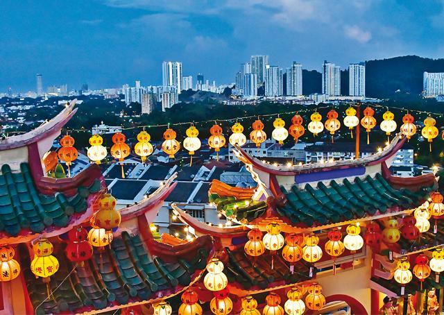 The lit-up view from the Kek Lok Si temple in George Town is a sight to behold (Saubhadra Chatterji)