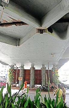 The fissure is not a crack. It is a fault in design, from the time the bridge was constructed, an official said. (Anshuman Poyrekar/HT Photo) The fissure is not a crack. It is a fault in design, from the time the bridge was constructed, an official said. (Anshuman Poyrekar/HT Photo)