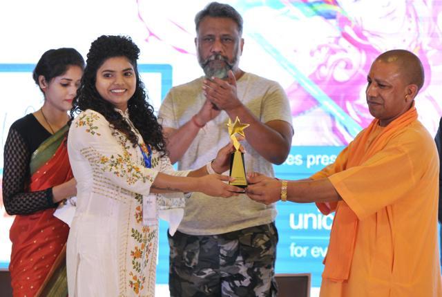 Shalu Singh receiving HT women award from CM yogi Adityanath. (HT Photo) Shalu Singh receiving HT women award from CM yogi Adityanath. (HT Photo)