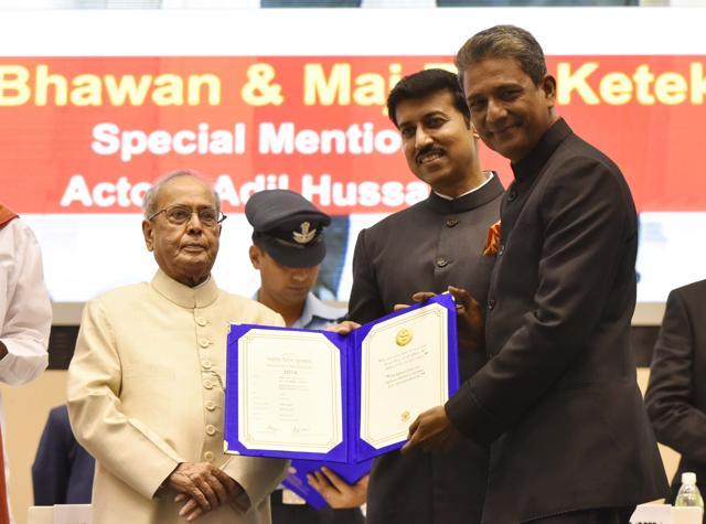 The actor getting his National Award from the ex-President of India, Pranab Mukherjee and minister Rajyavardhan Singh Rathore (Vipin Kumar/HT PHOTO)