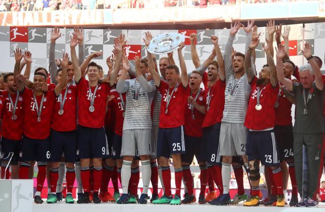 Bayern Munich's Thomas Mueller and team mates celebrate winning the Bundesliga trophy. (REUTERS) Bayern Munich's Thomas Mueller and team mates celebrate winning the Bundesliga trophy. (REUTERS)