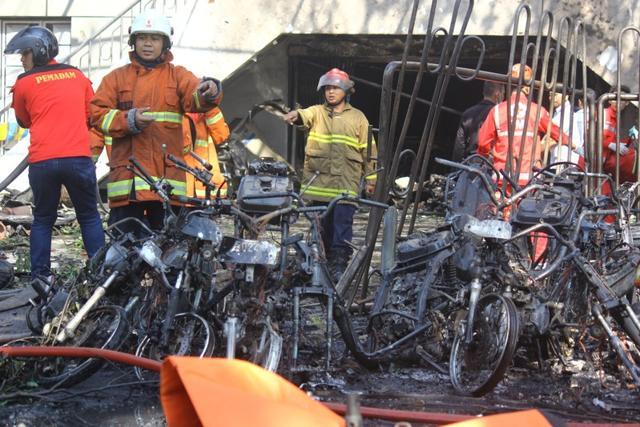 Firefighters are seen at the site of a blast at the Pentecost Church Central Surabaya (GPPS), in Surabaya, East Java, Indonesia May 13, 2018 in this photo taken by Antara Foto. (REUTERS) Firefighters are seen at the site of a blast at the Pentecost Church Central Surabaya (GPPS), in Surabaya, East Java, Indonesia May 13, 2018 in this photo taken by Antara Foto. (REUTERS)