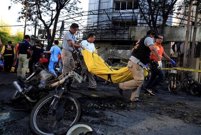 Paramedics remove a body near burned motorcycles following a blast at the Pentecost Church Central Surabaya (GPPS), in Surabaya. (Reuters Photo) Paramedics remove a body near burned motorcycles following a blast at the Pentecost Church Central Surabaya (GPPS), in Surabaya. (Reuters Photo)