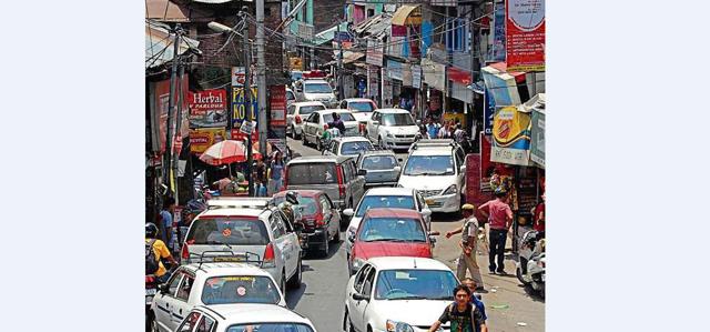NOWHERE TO GO: Vehicles caught in a traffic jam at Kotwali Bazar in Dharamshala. (Shyam Sharma/HT) NOWHERE TO GO: Vehicles caught in a traffic jam at Kotwali Bazar in Dharamshala. (Shyam Sharma/HT)