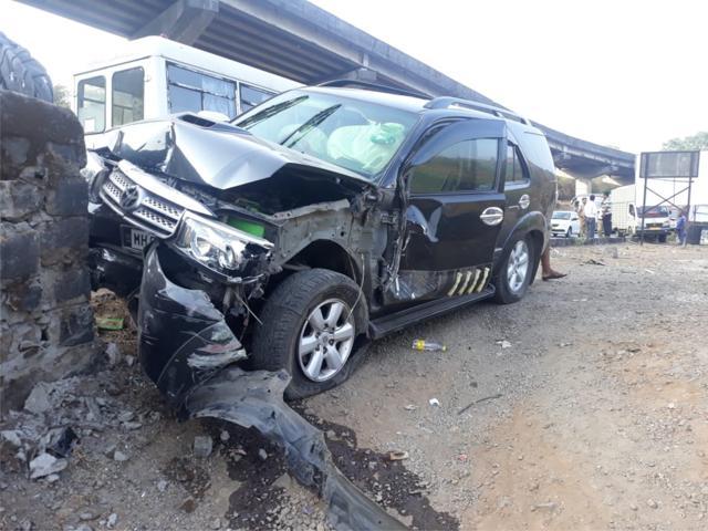 The driver was speeding when he approached a stationary tempo. In an attempt to bypass it, he took a sharp turn and rammed the vehicle into a rock, according to Behere. (HT PHOTO)