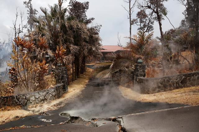 Volcanic gases rise from the ground in the Leilani Estates subdivision during ongoing eruptions of the Kilauea Volcano in Hawaii, US, May 13, 2018. (REUTERS) Volcanic gases rise from the ground in the Leilani Estates subdivision during ongoing eruptions of the Kilauea Volcano in Hawaii, US, May 13, 2018. (REUTERS)